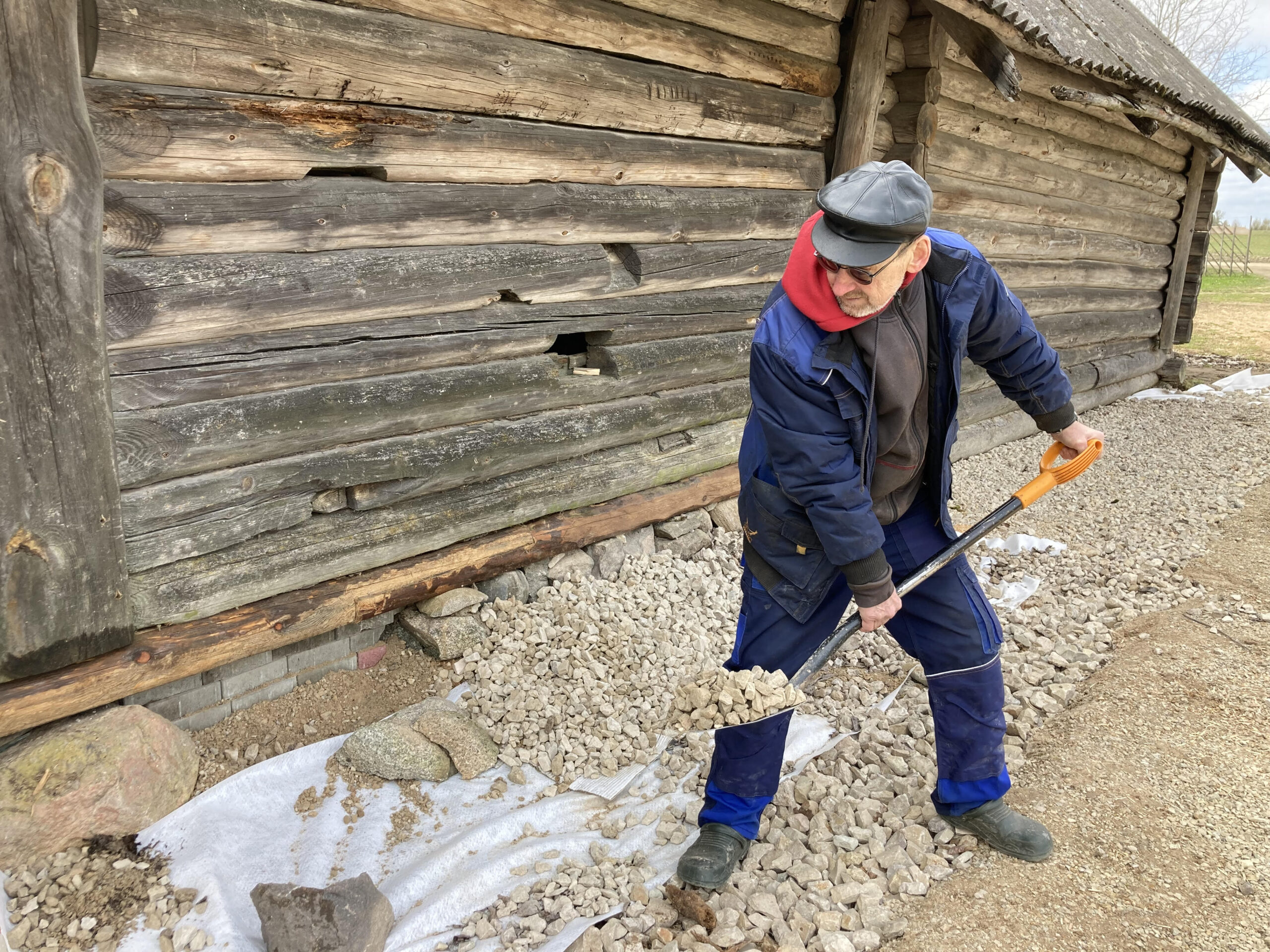 Mis halvasti, see uuesti – renoveerima! Nii ka meie Vana-Sõrmuse talus. Ei saa ju tahtagi, et pea 200-aastased hooned püsiksid sama krapsakad kui nad kunagi teh